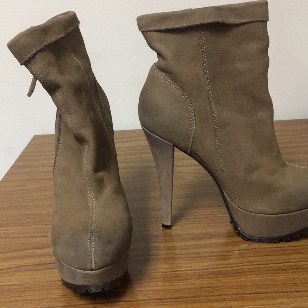 Kelsi Dagger suede boots